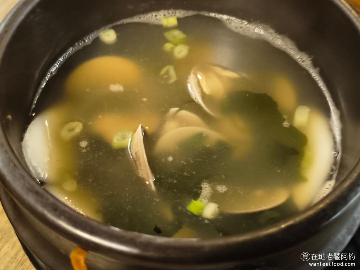 高麗園銅盤烤肉 Citylink南港市場 Citylink南港市場菜單 海帶蛤蜊年糕湯 所有湯品裡個人覺得最好喝的一道,蛤蠣鮮味喝起來很鮮甜,加了海帶之後,是蛤蠣湯跟海帶湯的綜合版,裡面還有年糕,煮過後口感非常軟,完全不黏牙,非常入味好吃。 @在地老饕阿府