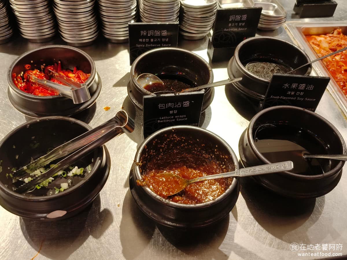 高麗園銅盤烤肉 Citylink南港市場 Citylink南港市場菜單 醬料區 有辣椒、蔥、辣銅盤醬和銅盤醬、水果醬油、包肉沾醬。這裡的沾醬算是有花心思調配過,每一種吃起來都算夠味,鹹甜比例抓得平衡,偏甜不會太酸,也不會太辣,符合台灣人的口味。 @在地老饕阿府