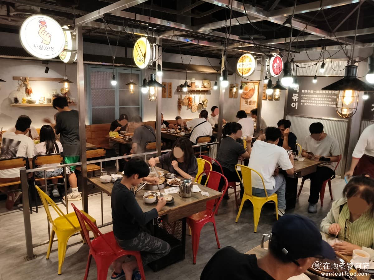 高麗園銅盤烤肉 Citylink南港市場 Citylink南港市場菜單 走進這間店,會有種置身韓國街頭的感覺,牆面上的招牌、霓虹燈裝飾,加上復古風格的桌椅擺設,把韓國傳統市場的氛圍還原得很用心。 @在地老饕阿府