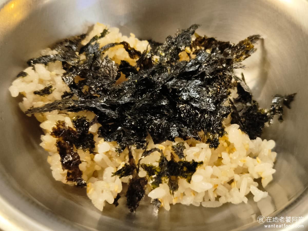 高麗園銅盤烤肉 Citylink南港市場 Citylink南港市場菜單 海苔小飯糰 上桌時是白飯的樣子,上面撒了海苔,需要自己戴手套,捏成飯糰的形狀再吃,味道不會太鹹,屬於偏清淡的一款,一口咬下能吃到海苔跟米飯的香氣,越吃越涮嘴,但不要吃太多。 @在地老饕阿府