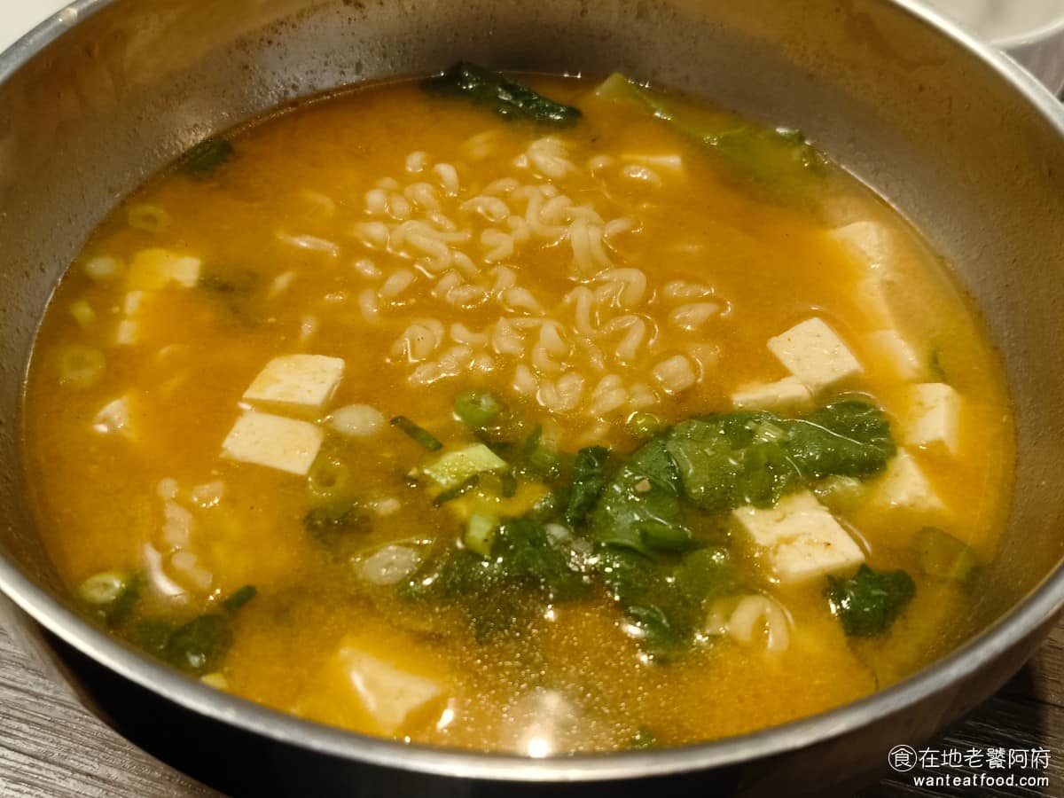 高麗園銅盤烤肉 Citylink南港市場 Citylink南港市場菜單 大醬拉麵 雖然叫拉麵,但麵條吃起來比較像泡麵,湯頭味道也偏泡麵口味,帶一點辣單喝一兩口還好,但喝多了會慢慢累積辣感。 @在地老饕阿府