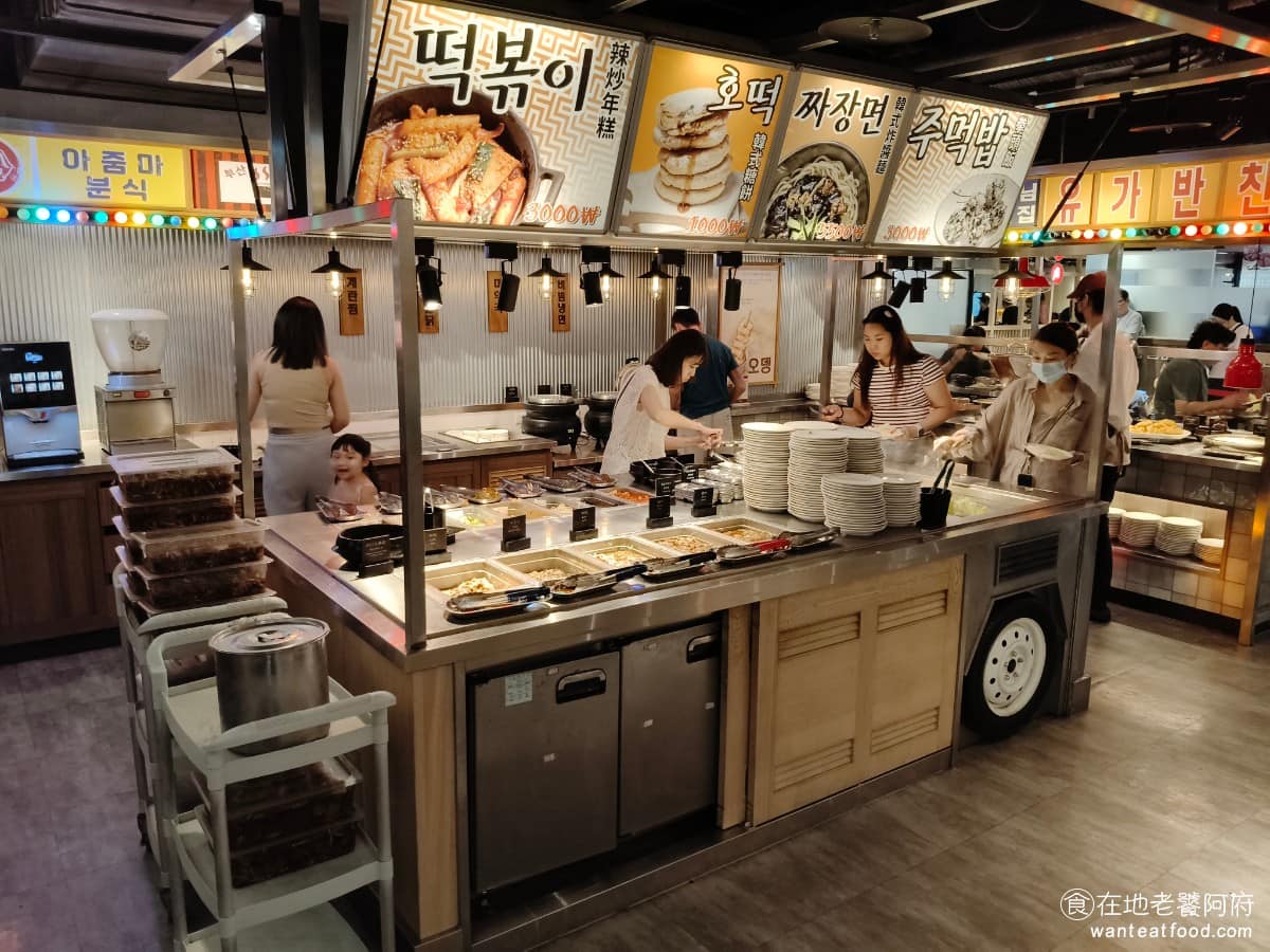 高麗園銅盤烤肉 Citylink南港市場 Citylink南港市場菜單 自助吧在正中央,攤販招牌配上一道道經典小吃的陳設,用餐氣氛營造得很到位。肉品、蔬菜、醬料在正中間,外圍有熟食、湯品、飲料、冰淇淋。 @在地老饕阿府