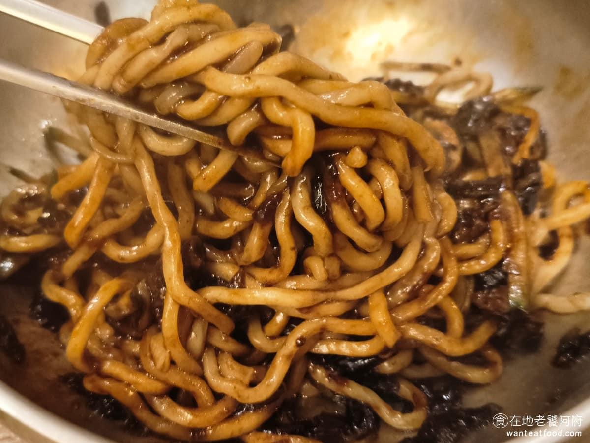 高麗園銅盤烤肉 Citylink南港市場 Citylink南港市場菜單 全部攪拌再一起,味道比較均勻,但味道會變淡,如果想吃鹹一點,就不要全攪拌。 @在地老饕阿府