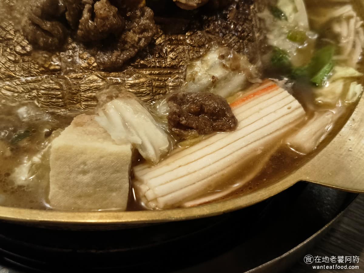 高麗園銅盤烤肉 Citylink南港市場 Citylink南港市場菜單 除了吃烤肉外,旁邊還能煮一些火鍋料,是韓式銅盤烤肉的一大特色,因為烤肉的肉汁會煮到湯裡,所以火鍋料吃起來也帶有烤肉的香氣。 @在地老饕阿府
