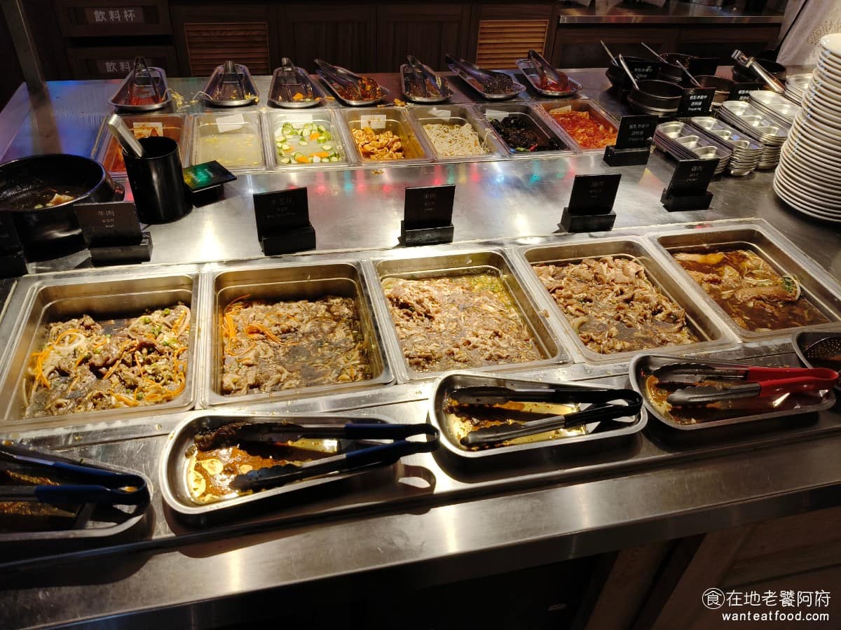 高麗園銅盤烤肉 Citylink南港市場 Citylink南港市場菜單 肉品區 有提供雞肉、豬肉、羊肉、牛五花、和牛肉,肉片會先用帶點水果甜味,跟麻油香氣的方式醃漬。 @在地老饕阿府