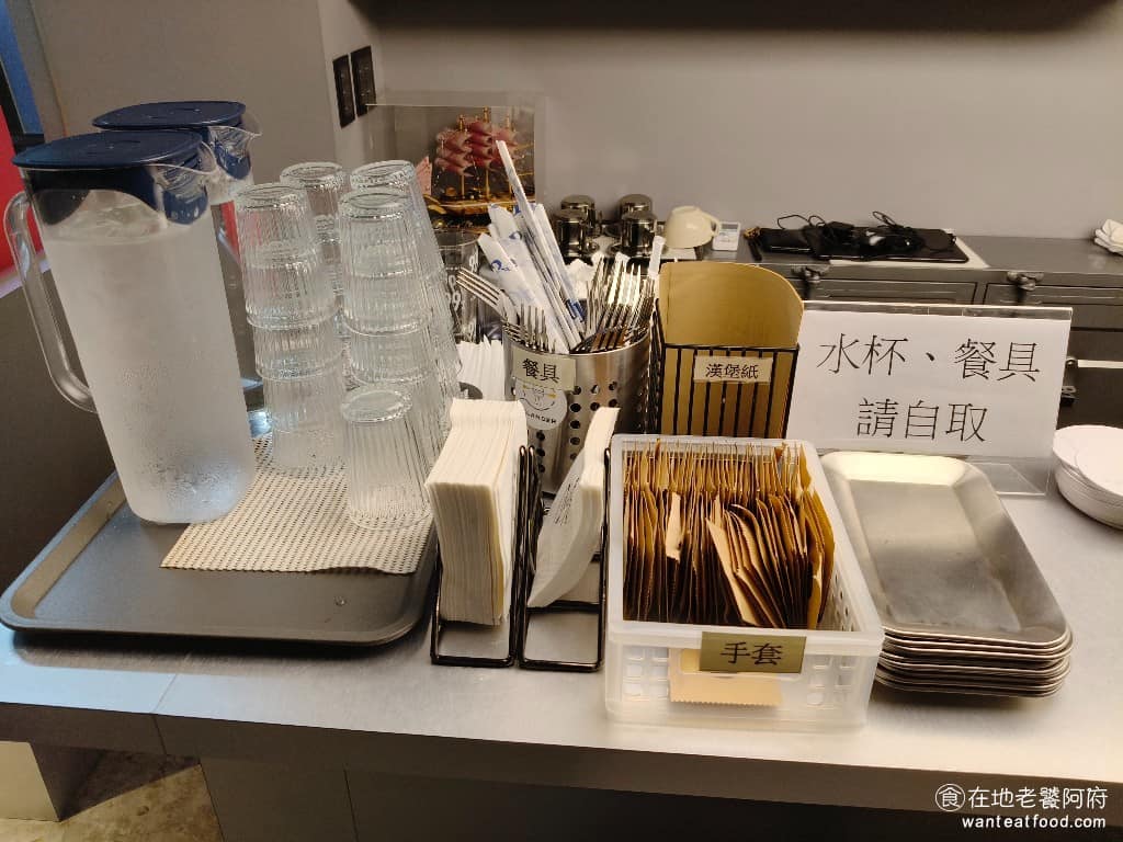 嶼人漢堡 嶼人漢堡菜單 嶼人漢堡推薦 大安區美食 大安美食 忠孝復興美食 美式料理 漢堡 店內有提供免費的開水,水杯和餐具都是自取的,還有提供餐盤、刀叉以及手套,因為這裡的漢堡都非常大顆,所以還是要切一下,比較方便食用。 @在地老饕阿府