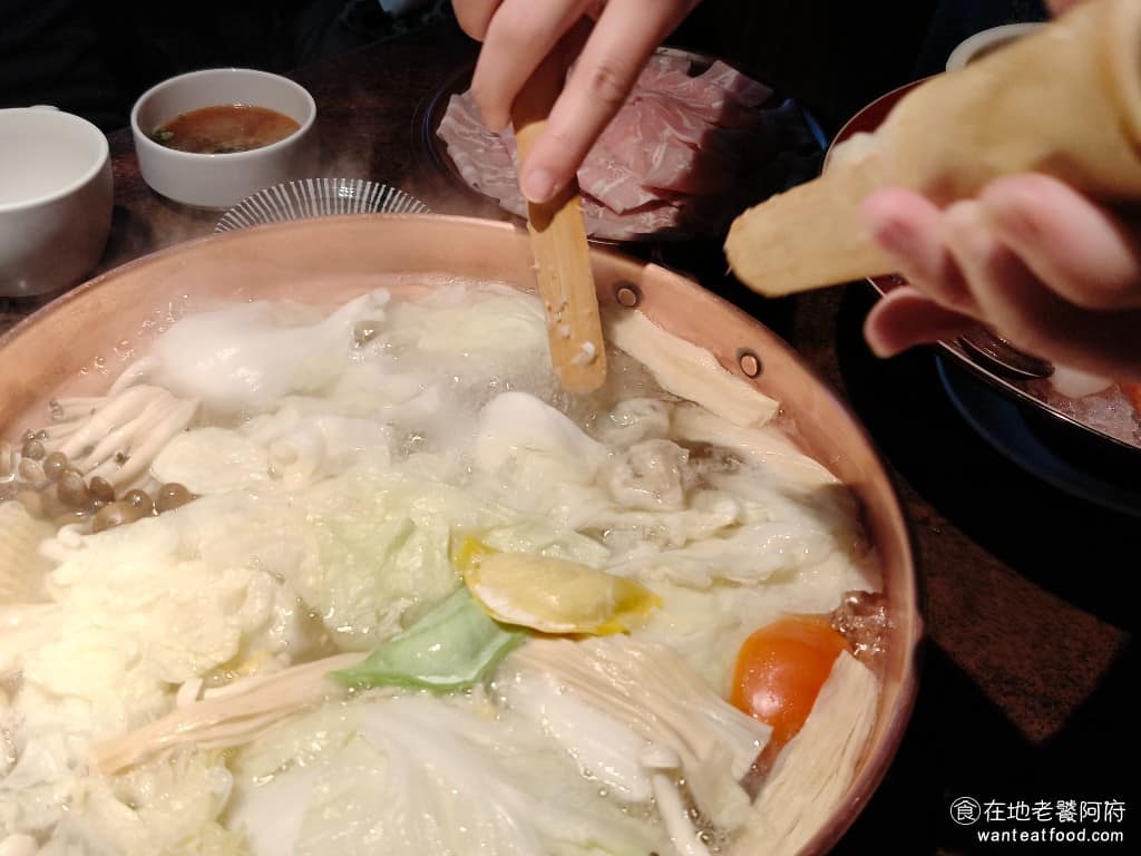欣葉SHABU SHABU SHABU菜單 SHABU推薦 服務人員還會幫忙把手工漿,搓揉成渾圓的丸子然後下鍋,這樣的服務非常貼心。 @在地老饕阿府