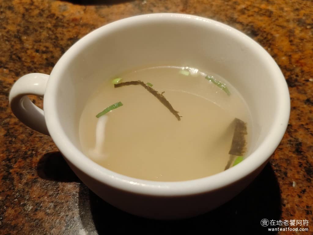 欣葉SHABU SHABU SHABU菜單 SHABU推薦 在還沒有煮肉之前,服務生會倒一碗清湯給每個人品嘗,並加入胡椒、蔥花、海苔絲做調味,喝得到豚骨昆布的湯底原味。 @在地老饕阿府
