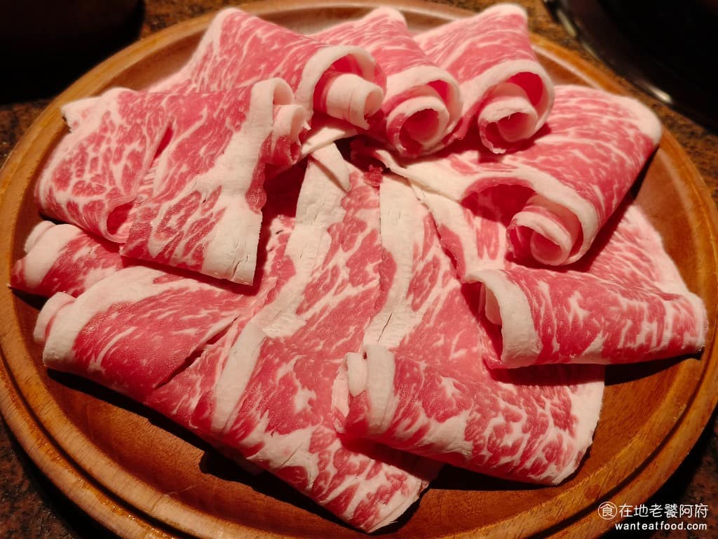 欣葉SHABU SHABU SHABU菜單 SHABU推薦 牛小排 肉盤是取整塊原肉,客人點餐後才現切肉片,保持肉品最新鮮的狀態。牛小排的肉質真的超棒,吃起來非常有厚度,而且完全不會硬。搭配清爽的昆布湯頭,吃得到肉質的原味。 @在地老饕阿府