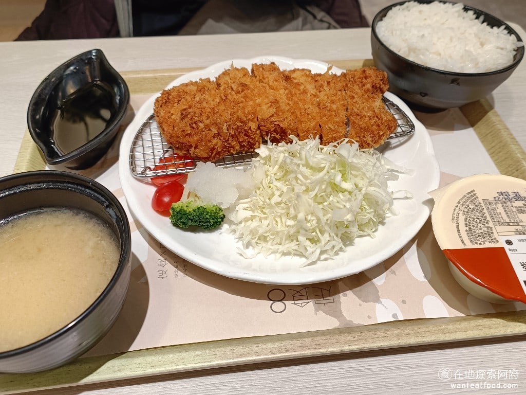 定食 定食8 雞腿排 丼飯 海帶 高麗菜絲 味噌湯 日式料理 家樂福 果香卡滋豬排 豬排的份量比想像中的還大,這一份只要220元,CP值非常高。豬排旁邊的高麗菜絲可以自己淋上和風沙拉醬。 @在地老饕阿府