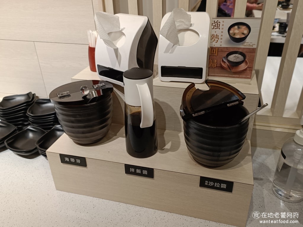 定食 定食8 雞腿排 丼飯 海帶 高麗菜絲 味噌湯 日式料理 家樂福 我個人很喜歡吃海帶,因此每次來的時候,我都能夠享用一大份。 @在地老饕阿府