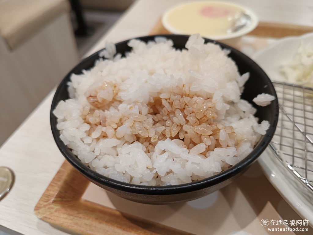 定食 定食8 雞腿排 丼飯 海帶 高麗菜絲 味噌湯 日式料理 家樂福 白飯記得要加拌飯醬喔,這我可以吃3碗 @在地老饕阿府