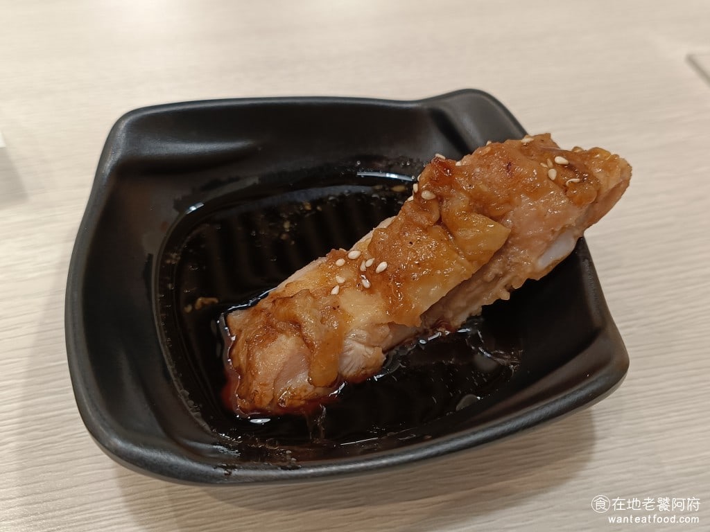定食 定食8 雞腿排 丼飯 海帶 高麗菜絲 味噌湯 日式料理 家樂福 照燒雞腿 我自己會再去沾拌飯醬 XD @在地老饕阿府