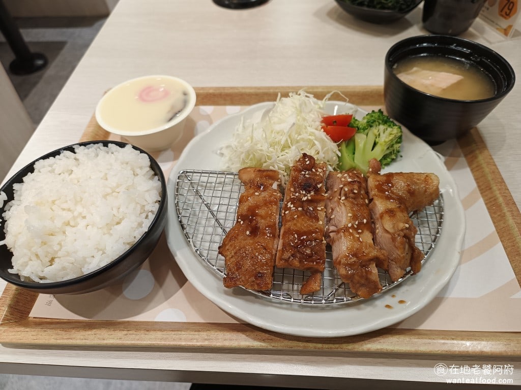 定食 定食8 雞腿排 丼飯 海帶 高麗菜絲 味噌湯 日式料理 家樂福 我點了 照燒烤嫩雞 200元 @在地老饕阿府