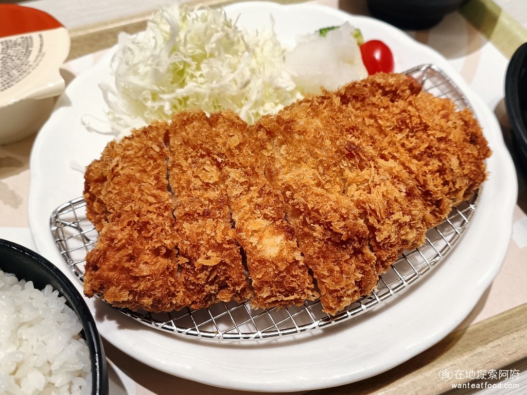 定食 定食8 雞腿排 丼飯 海帶 高麗菜絲 味噌湯 日式料理 家樂福 豬排的外皮炸得非常酥脆,裡面的豬肉吃起來也非常軟嫩,可以搭配店內提供的拌飯醬或和風沙拉醬。豬排帶有筋,所以咬起來口感非常好。唯一的缺點是,全部都是炸的,整份吃下來,會吃得很膩。 @在地老饕阿府