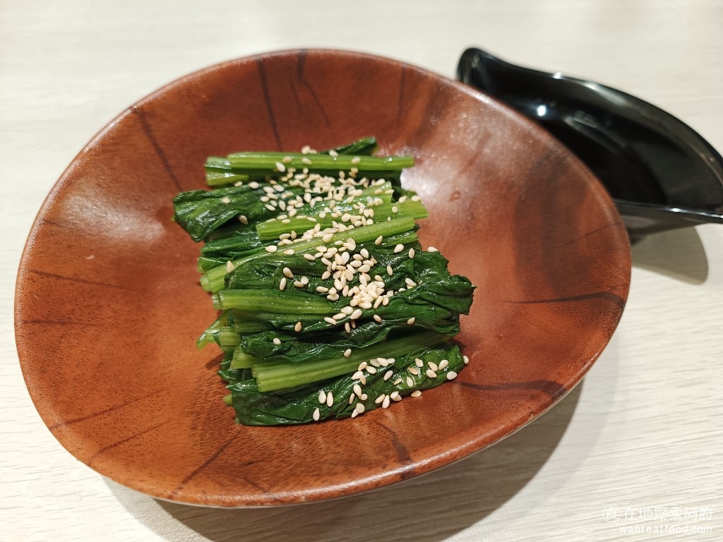 定食 定食8 雞腿排 丼飯 海帶 高麗菜絲 味噌湯 日式料理 家樂福 季節時蔬 吃起來非常清爽,上面灑了白芝麻,旁邊還附上一疊微甜的醬油膏做搭配,非常好吃。只不過,份量有一點少,這樣要50元。 @在地老饕阿府