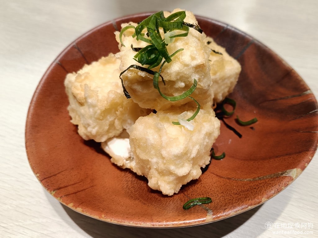定食 定食8 雞腿排 丼飯 海帶 高麗菜絲 味噌湯 日式料理 家樂福 揚出豆腐 炸豆腐並不難吃,只不過裡面用的不是雞蛋豆腐,而是一般的豆腐,吃起來就有一點平淡無奇。 @在地老饕阿府