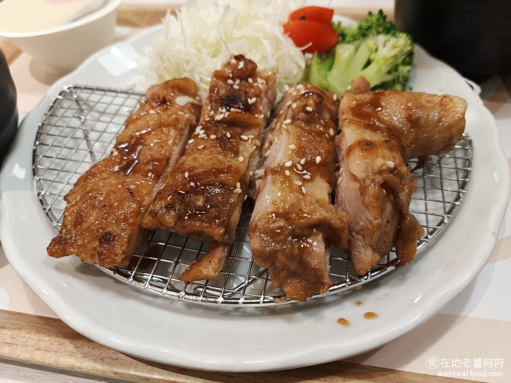 定食 定食8 雞腿排 丼飯 海帶 高麗菜絲 味噌湯 日式料理 家樂福 雞肉非常軟,吃起來很舒服,照燒醬也很夠味 @在地老饕阿府