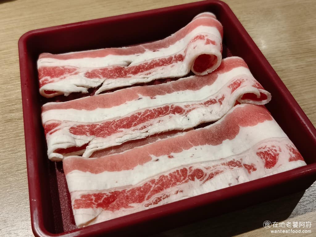 好食多涮涮鍋西湖店 好食多涮涮鍋西湖店菜單 好食多涮涮鍋西湖店推薦 內湖區美食 內湖美食 西湖美食 培根牛 其實不只是入會禮,在《好食多涮涮鍋西湖店》每點一份套餐,就送一盤肉,可選牛、豬、羊、雞、鴨、魚。招待的肉份量很大份,愛吃肉的人,可以吃得很過癮。 @在地老饕阿府