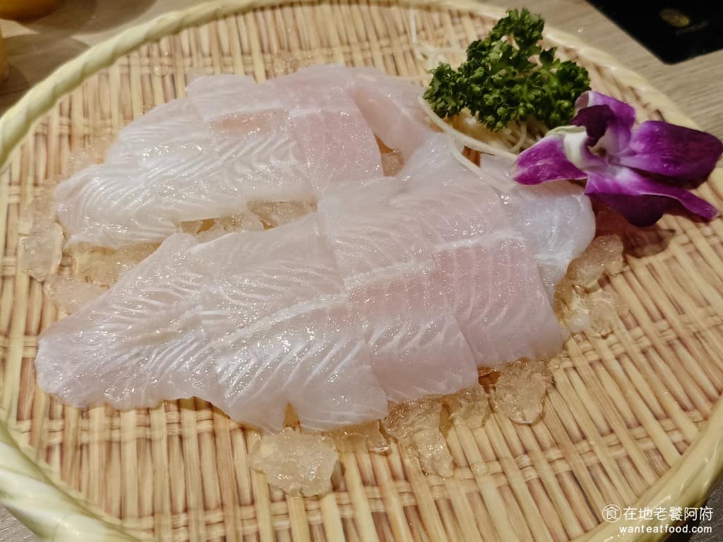 好食多涮涮鍋西湖店 好食多涮涮鍋西湖店菜單 好食多涮涮鍋西湖店推薦 內湖區美食 內湖美食 西湖美食 這是不要菜盤換的巴沙魚,在這裡如果不想要吃菜,可以全部換成某一款肉品,對肉食主義者來說,可吃得非常過癮。 @在地老饕阿府