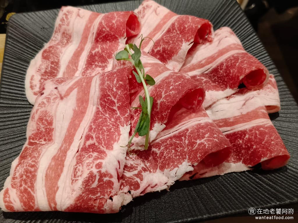 好食多涮涮鍋西湖店 好食多涮涮鍋西湖店菜單 好食多涮涮鍋西湖店推薦 內湖區美食 內湖美食 西湖美食 頂級雪花牛 油花分布均勻,稍微涮一下,就能吃到有肉的自然甜味跟嚼勁,大理石紋路層次分明,切得有厚度,不會煮完碎碎的。入口滑順,帶嚼勁的肉質品質,非常不錯。 @在地老饕阿府