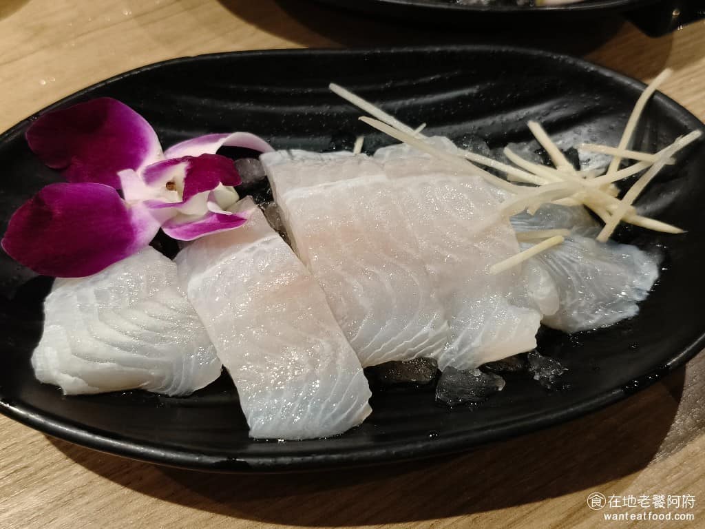 好食多涮涮鍋西湖店 好食多涮涮鍋西湖店菜單 好食多涮涮鍋西湖店推薦 內湖區美食 內湖美食 西湖美食 入會理送的巴沙魚 送的份量比預期的還多,巴沙魚的口感非常軟嫩,魚肉吃起來很新鮮。 @在地老饕阿府