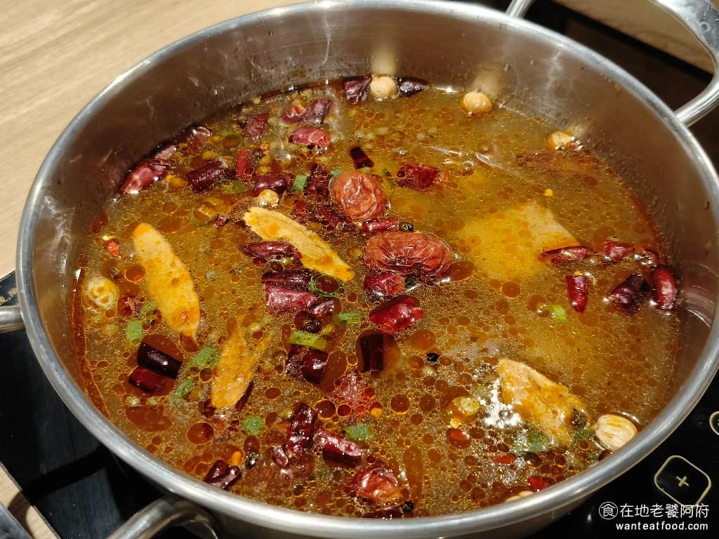 好食多涮涮鍋西湖店 好食多涮涮鍋西湖店菜單 好食多涮涮鍋西湖店推薦 內湖區美食 內湖美食 西湖美食 四川麻辣鍋 看起來很辣,但吃起來還好,同時帶一點麻,適合重口味的愛好者。 @在地老饕阿府