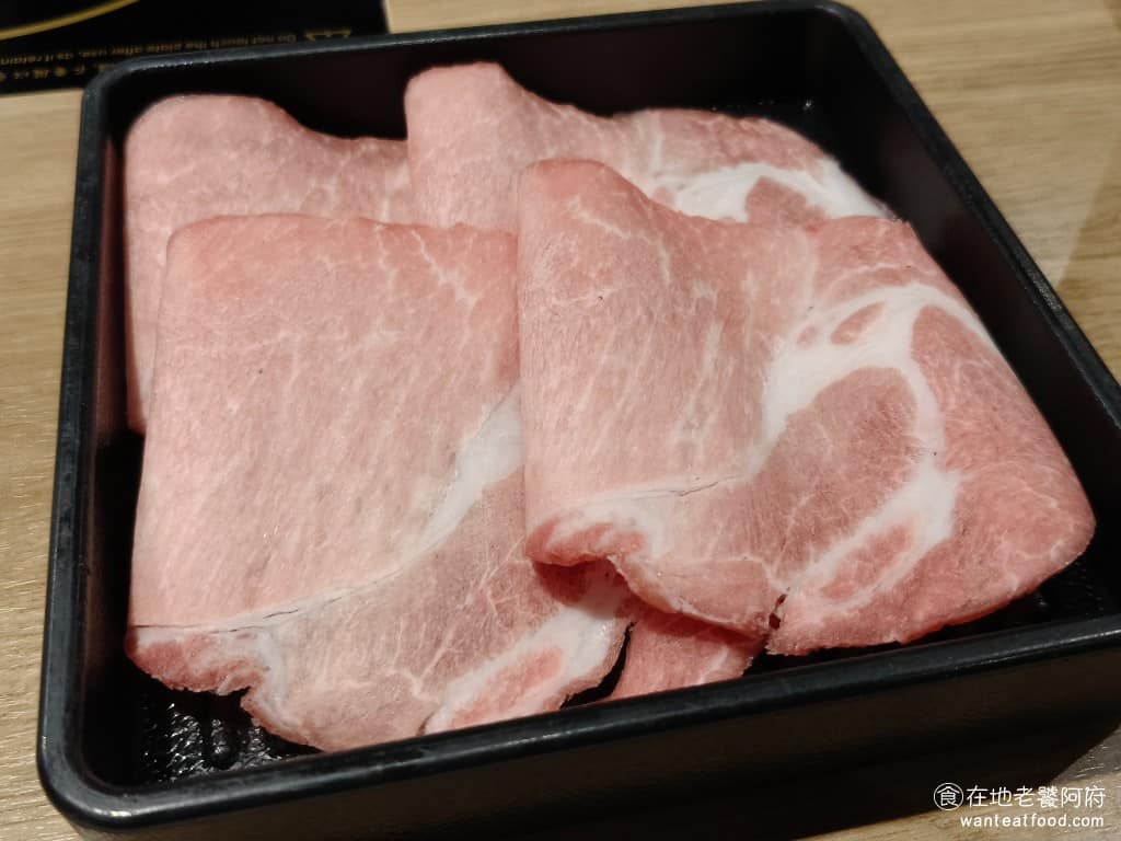好食多涮涮鍋西湖店 好食多涮涮鍋西湖店菜單 好食多涮涮鍋西湖店推薦 內湖區美食 內湖美食 西湖美食 這是入會禮送的葛瑪蘭黑毛豬,送的肉片,非常有誠意,肉質的品質都不差,只不過這個黑毛豬吃起來的口感,有點偏硬。 @在地老饕阿府
