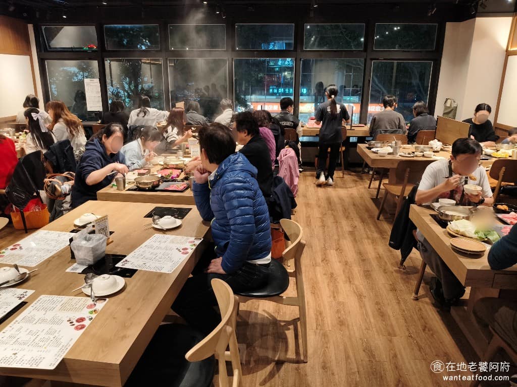 好食多涮涮鍋西湖店 好食多涮涮鍋西湖店菜單 好食多涮涮鍋西湖店推薦 內湖區美食 內湖美食 西湖美食 用餐空間不大,就只有二樓的空間,整體裝潢採用木質材質搭配咖啡色系,風格簡約樸實。座位的數量也不多,但生意非常好,用餐時段幾乎總是客滿。 @在地老饕阿府