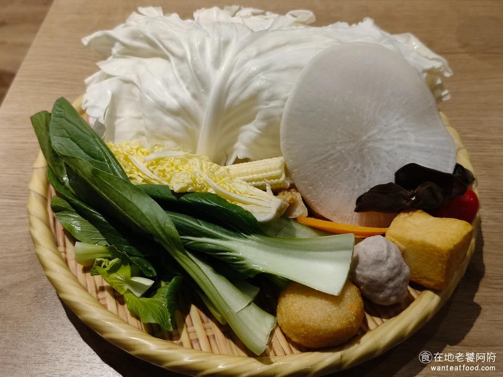 好食多涮涮鍋西湖店 好食多涮涮鍋西湖店菜單 好食多涮涮鍋西湖店推薦 內湖區美食 內湖美食 西湖美食 基本的菜盤,同時有青菜和火鍋料,裡面有高麗菜、金針菇、玉米筍、木耳、雪白菇等新鮮蔬菜,份量給得很足。 @在地老饕阿府