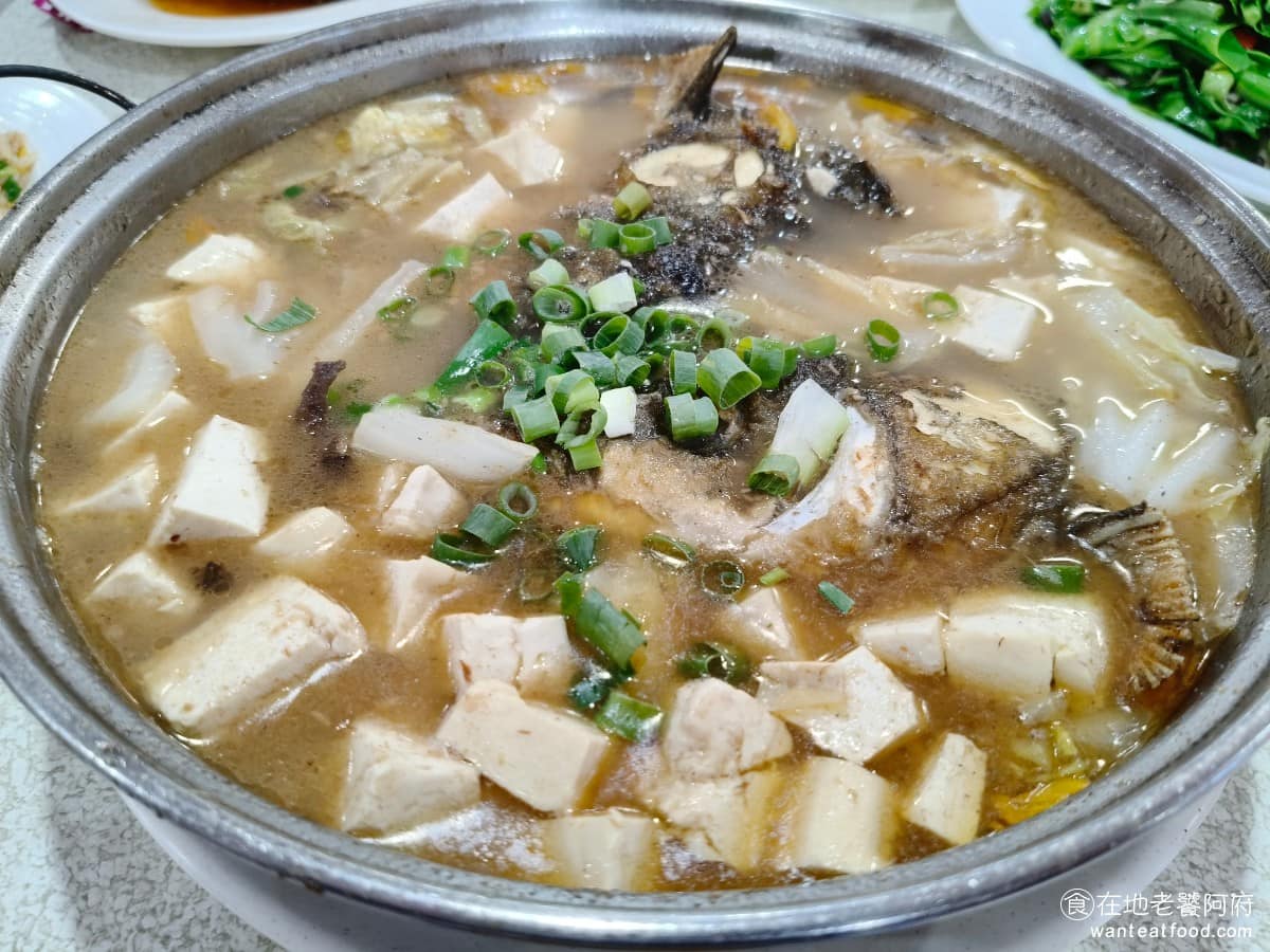 心蘭餐廳 心蘭餐廳菜單 心蘭餐廳推薦 龍潭區美食 龍潭美食 台式料理 活魚 砂鍋魚頭 料很豐盛魚頭、豆腐、木耳、大白菜同煮,湯頭鮮鹹濃郁,配料吸飽湯汁後,很入味份量很多,適合多人分食。吃不完也可以打包。 @在地老饕阿府