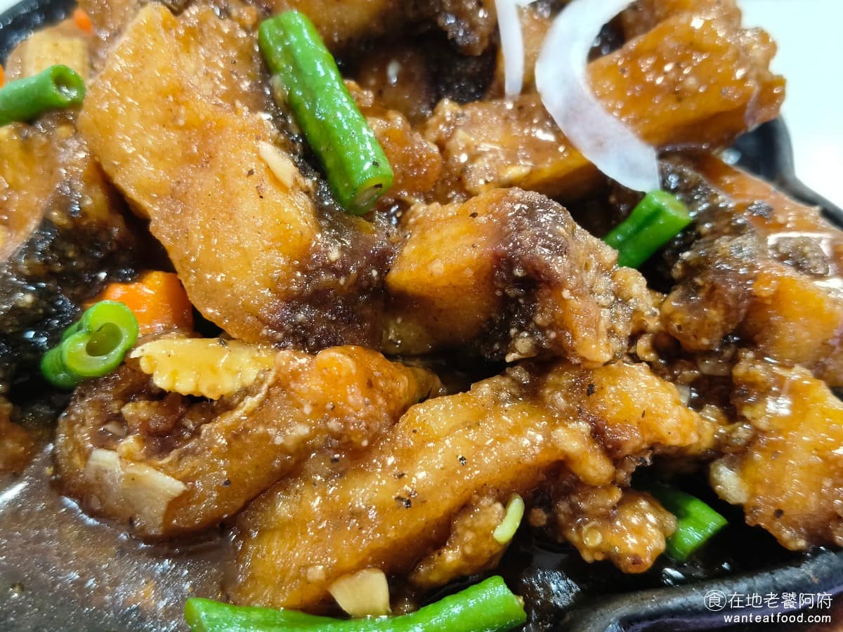 心蘭餐廳 心蘭餐廳菜單 心蘭餐廳推薦 龍潭區美食 龍潭美食 台式料理 活魚 味道基本上和常吃的鐵板豆腐一樣,帶點黑胡椒香氣,只是這魚的份量真的超多,一直吐魚刺,會有點辛苦。原本期待,裡面也放一些豆腐吧,但後來想想,魚都吃不玩了,再放豆腐應該更吃不完 XD @在地老饕阿府
