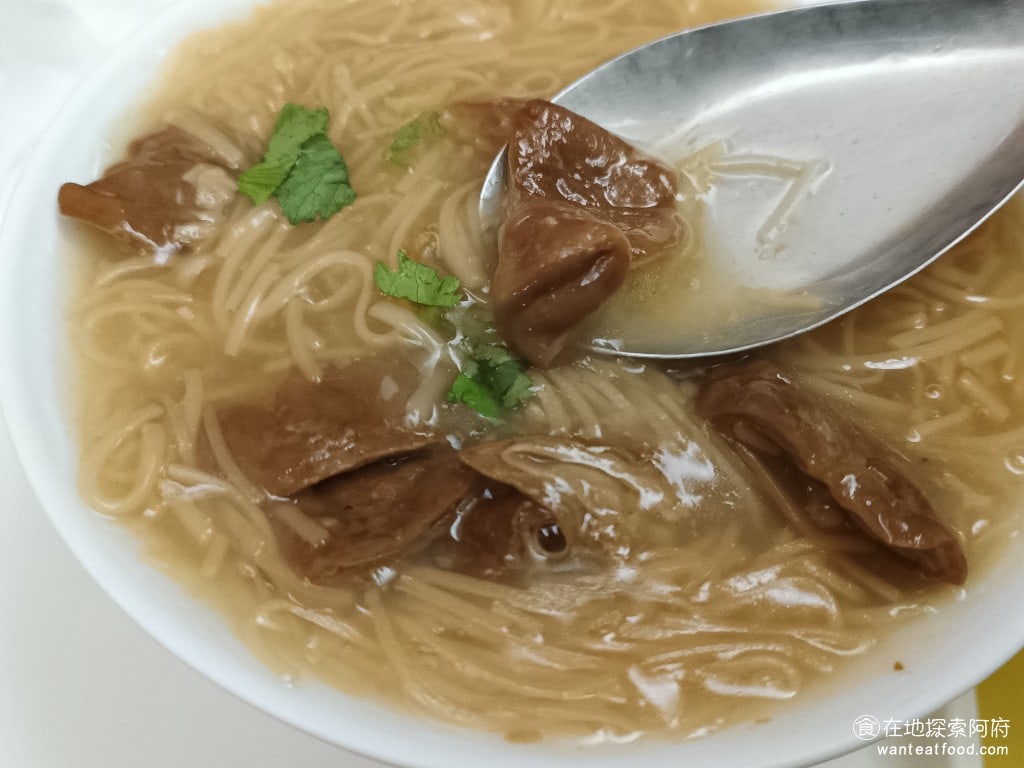 萬華陳記腸蚵麵線 南港 南港美食 後山埤美食 台灣小吃 蚵仔麵線 大腸麵線 吃了一口後,發現他的大腸完全沒有腥味,裡面的肥油都處理得非常乾淨,而且大腸還有滷過,味道非常香。 @在地老饕阿府