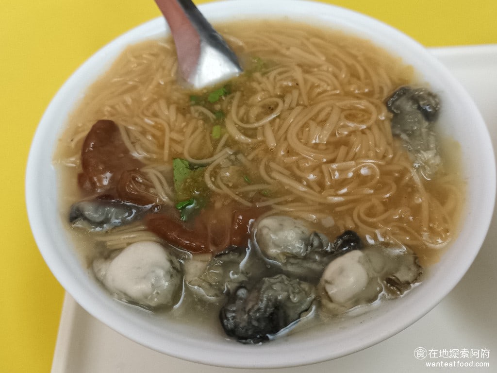 萬華陳記腸蚵麵線 南港 南港美食 後山埤美食 台灣小吃 蚵仔麵線 大腸麵線 綜合麵線小碗 這一碗價格是 70 元,裡面同時有蚵仔和大腸。我發現《萬華陳記腸蚵麵線-南港店》的 CP 值還蠻高的, 70 元的小碗份量就給得很多,蚵仔和大腸給了好多顆。 @在地老饕阿府