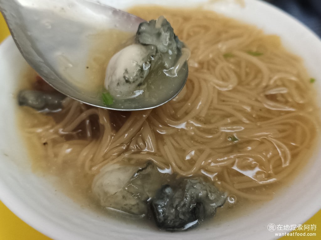 萬華陳記腸蚵麵線 南港 南港美食 後山埤美食 台灣小吃 蚵仔麵線 大腸麵線 他的蚵仔外皮有裹上太白粉,所以吃起來味道非常的Q軟。蚵仔也很新鮮,因為粿了外皮,煮的時候吸收了不少的醬汁,增添了更有層次的味道。 @在地老饕阿府