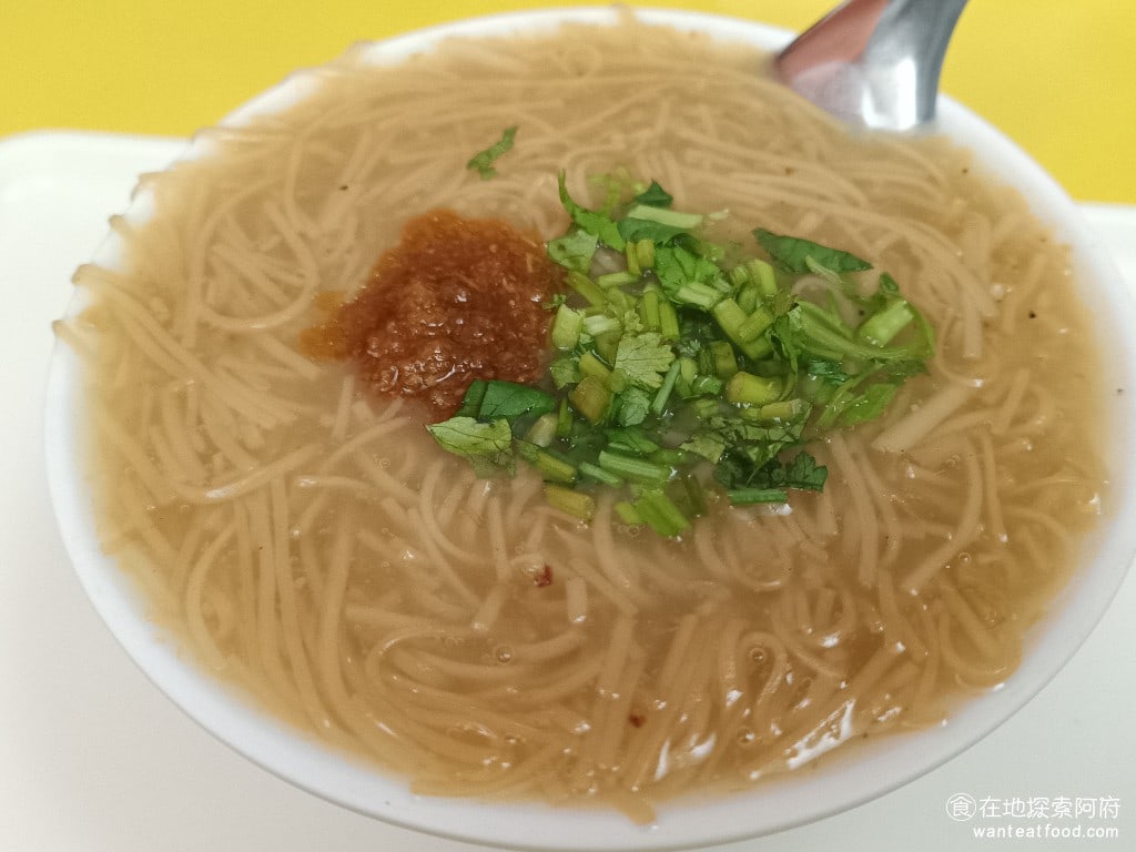 萬華陳記腸蚵麵線 南港 南港美食 後山埤美食 台灣小吃 蚵仔麵線 大腸麵線 清麵線小碗 小婉的漆麵線一碗是 35 元,這一碗什麼料都沒有,純粹是滿滿的麵線,和其他小碗的麵線碗是一樣大的。這一碗只要 35 元, CP 值非常高。 @在地老饕阿府