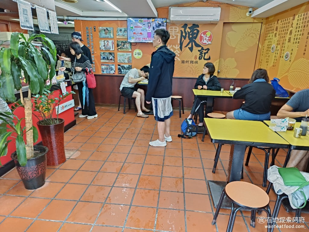 萬華陳記腸蚵麵線 南港 南港美食 後山埤美食 台灣小吃 蚵仔麵線 大腸麵線 店內的空間並不大,店內的環境還算乾淨,小小的空間,坐滿了人,即便已經是下午2點了,店內的人潮還是滿的。 @在地老饕阿府