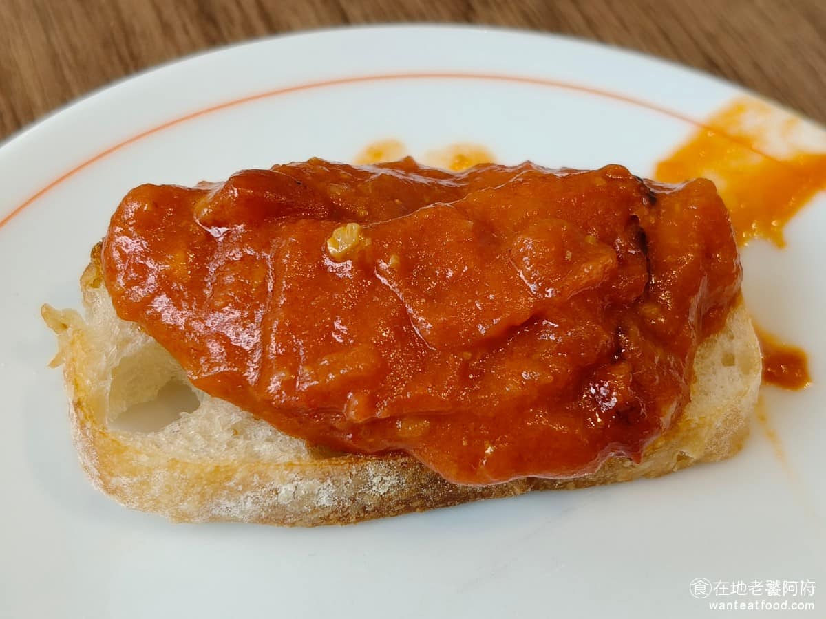 Café Kitsuné LaLaport 南港 南港菜單 南港推薦 南港區美食 南港美食 麵包吃完都可以直接再去一次，醬料的番茄醬底，番茄非常香濃，同時還帶著一點點的辣味，酸酸辣辣吃起來非常的開胃。 @在地老饕阿府