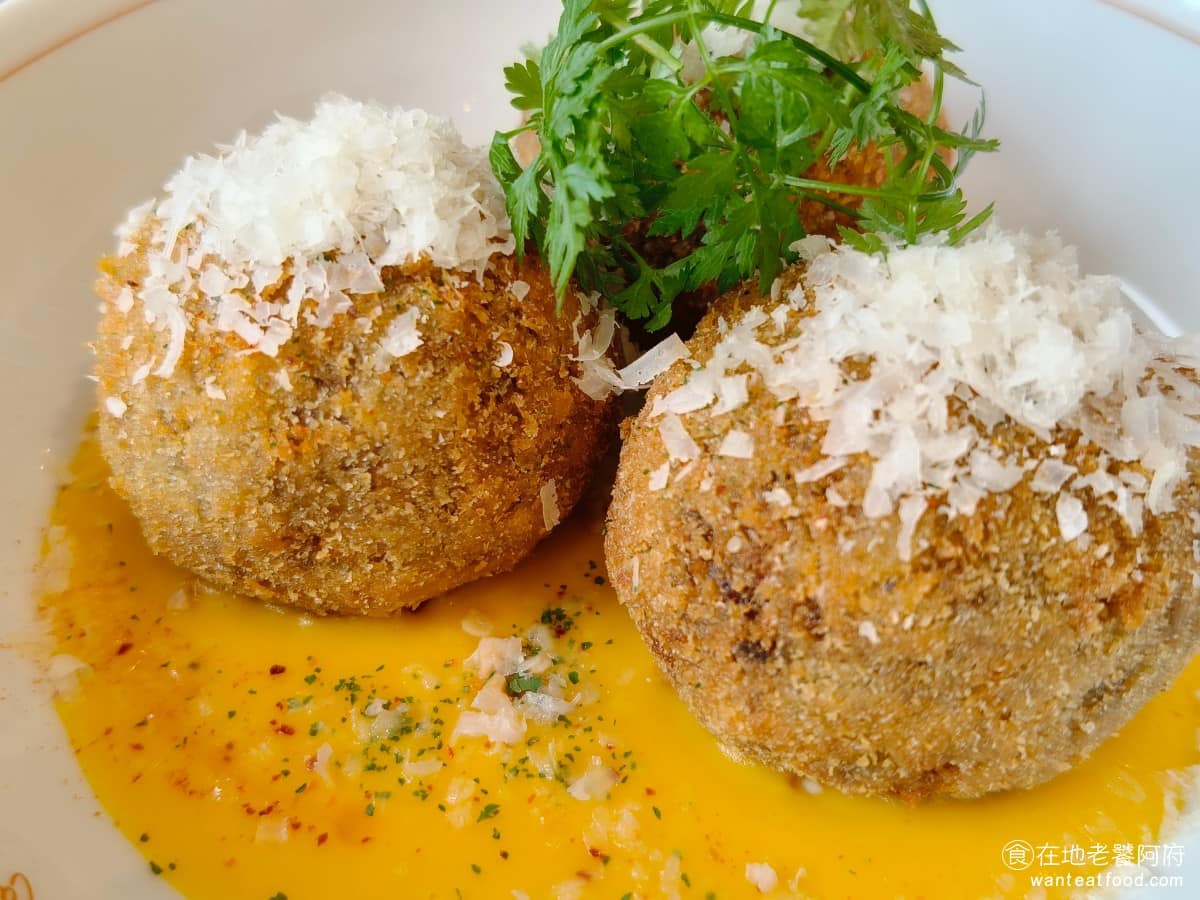 Café Kitsuné LaLaport 南港 南港菜單 南港推薦 南港區美食 南港美食 裡頭包著奶油蘑菇燉飯，融合三種起司的濃郁香氣，讓燉飯餡料吃起來滑順又飽滿。底下搭配帶點微辣的南瓜泥，甜潤中帶著些許辛香，剛好平衡整體的味道。 @在地老饕阿府