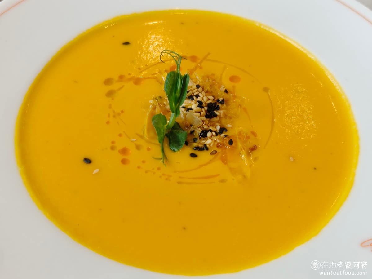 Café Kitsuné LaLaport 南港 南港菜單 南港推薦 南港區美食 南港美食 紅蘿蔔湯的味道非常香濃，還有一點南瓜的香氣，水份收得比較少，喝起來也比較濃稠。麵包本身口感偏硬，泡在湯裡面後，就會變得軟許多。 @在地老饕阿府
