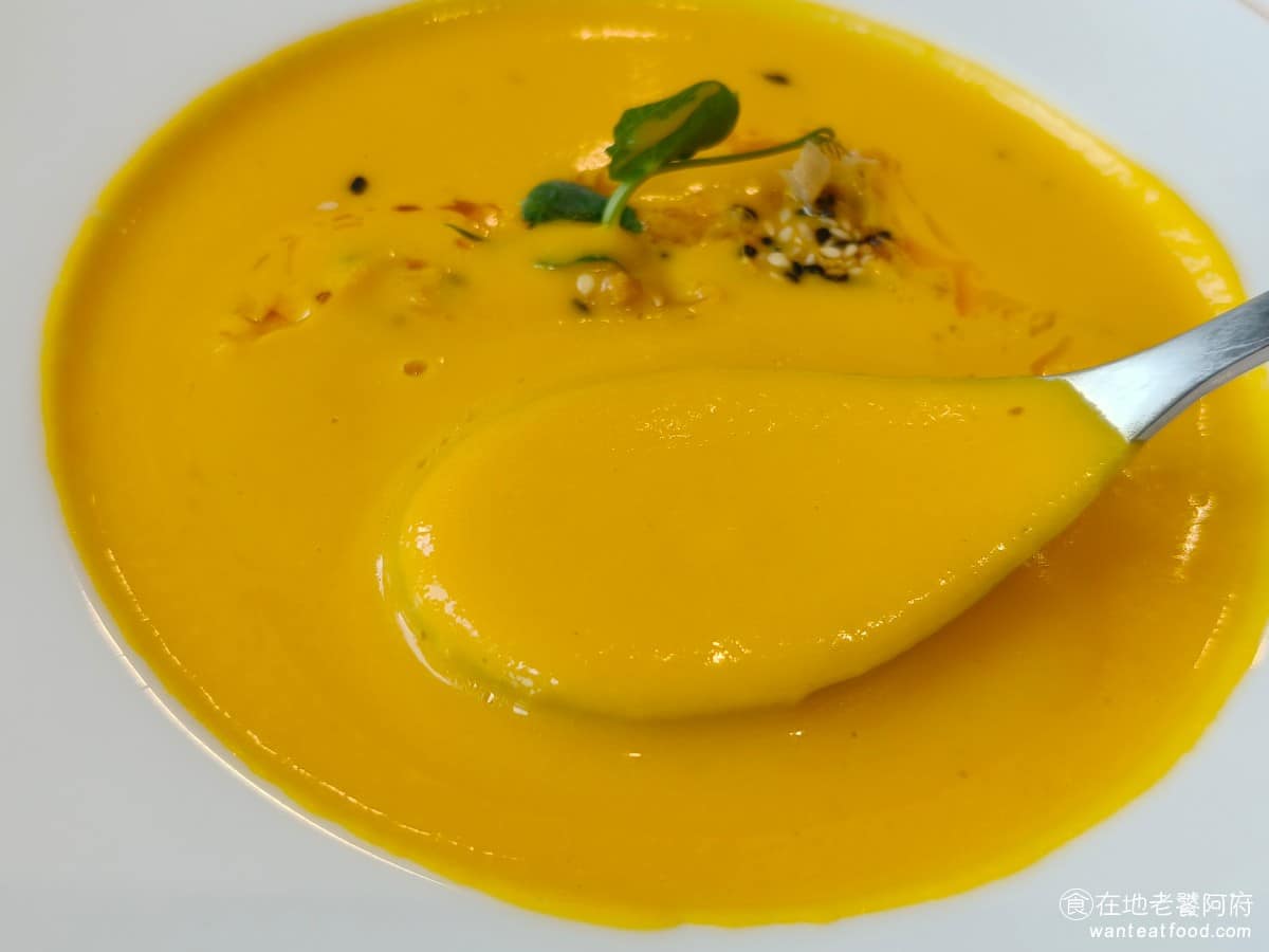 Café Kitsuné LaLaport 南港 南港菜單 南港推薦 南港區美食 南港美食 湯裡面沒什麼配料，所以喝多了會感覺比較單調一點。 @在地老饕阿府