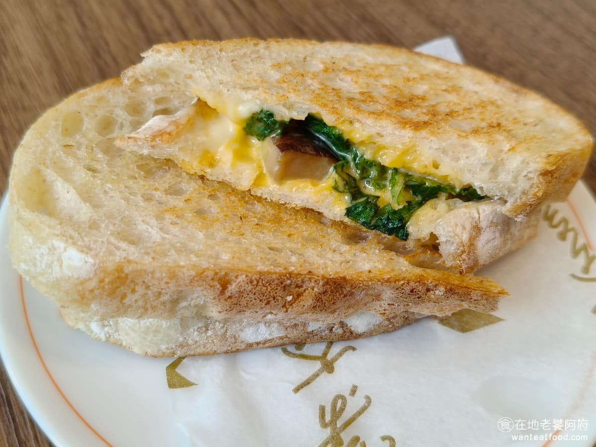 Café Kitsuné LaLaport 南港 南港菜單 南港推薦 南港區美食 南港美食 搭配的烤起司三明治用的是厚片吐司，煎烤到金黃酥脆，中間夾的起司融化得剛好，撕開的時候會牽出一點絲。 @在地老饕阿府