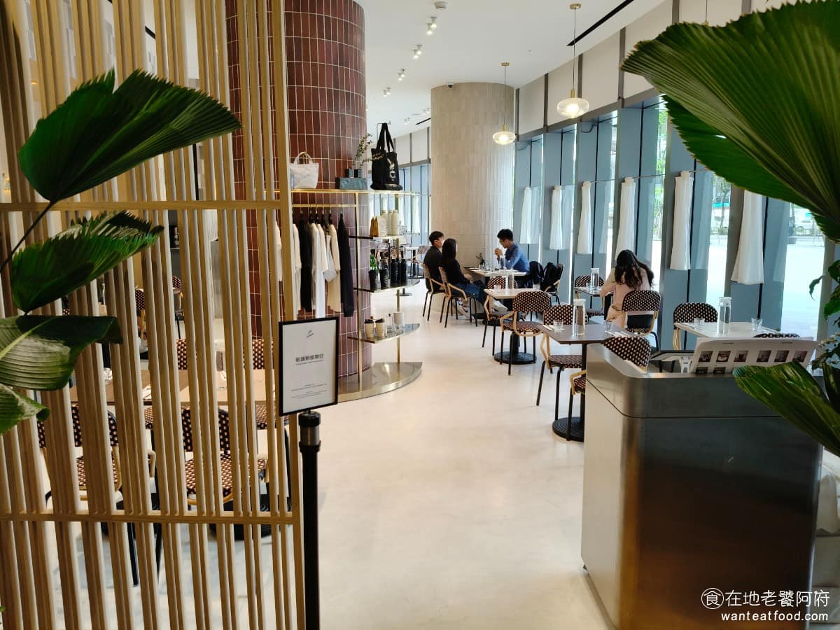 Café Kitsuné LaLaport 南港 南港菜單 南港推薦 南港區美食 南港美食 品牌一開始其實是從音樂廠牌 Kitsuné Musique 起家，後來才慢慢延伸出服裝品牌 Maison Kitsuné，把法式的簡約優雅，跟日式的細膩、街頭感融合在一起。 @在地老饕阿府