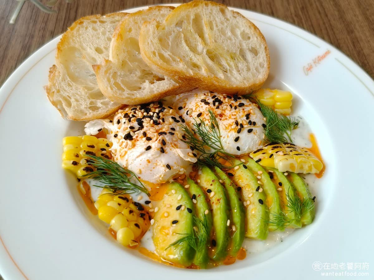 Café Kitsuné LaLaport 南港 南港菜單 南港推薦 南港區美食 南港美食 土耳其香料水波蛋 這道走的是冷盤路線，希臘優格醬上放兩顆水波蛋，配兩片小麵包，帶著特殊香料的異國風味，份量不大比較適合當作嚐鮮，或搭配其他餐點一起點。 @在地老饕阿府