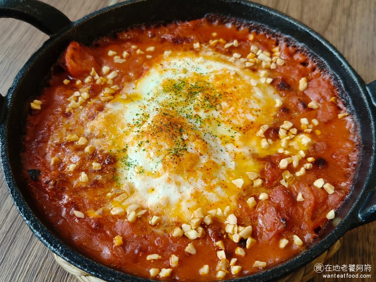 Café Kitsuné LaLaport 南港 南港菜單 南港推薦 南港區美食 南港美食 番茄醬料，跟滑嫩的水波蛋，一清爽、一重味，形成不錯的對比，搭配旁邊的烤麵包沾著吃，一份下來算是有飽足感。 @在地老饕阿府