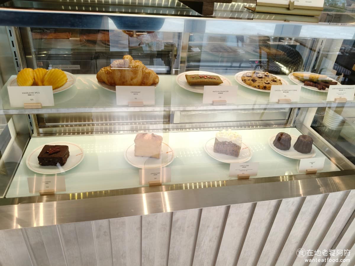Café Kitsuné LaLaport 南港 南港菜單 南港推薦 南港區美食 南港美食 玻璃櫃裡整齊排著抹茶閃電泡芙、法式火腿起司三明治、大理石磅蛋糕、檸檬塔、狐狸造型奶油餅乾，色彩搭配得很柔和，光看著就讓人都想嚐嚐看。 @在地老饕阿府