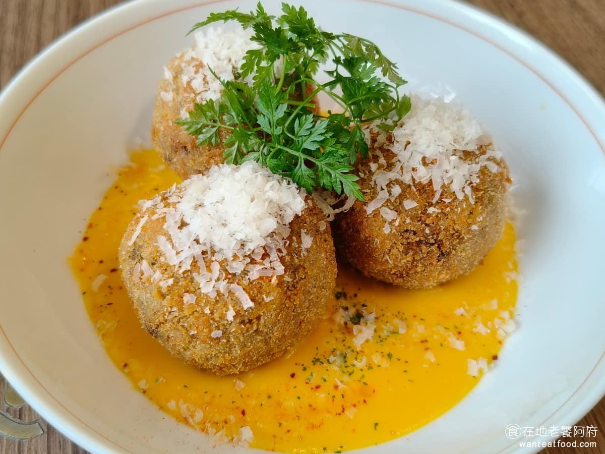 Café Kitsuné LaLaport 南港 南港菜單 南港推薦 南港區美食 南港美食 義式炸飯球 外層裹粉炸到金黃酥脆，裡面包的是奶油蘑菇燉飯，融合了三種起司的濃郁香氣，底下鋪著帶點微辣的南瓜泥，溫潤不搶味，是一道風味紮實，份量飽足的餐點。 @在地老饕阿府
