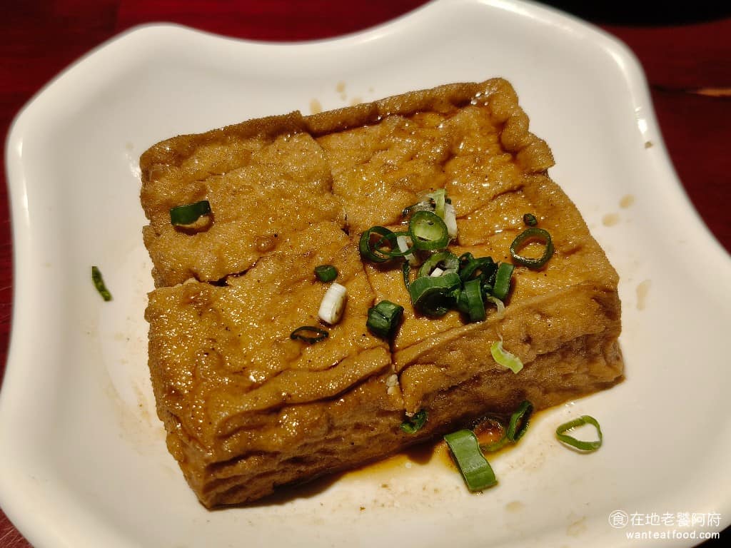 大稻埕魯肉飯 大稻埕魯肉飯菜單 大稻埕魯肉飯推薦 大同區美食 大同美食 北門美食 台灣小吃 魯肉飯 油豆腐 油豆腐滷非常有味道,整個豆腐的組織中吸飽了滷汁,一口咬下後是會噴汁的,口感上也非常軟嫩,只不過吃起來有類似化學藥水的味道,個人不是很喜歡。 @在地老饕阿府