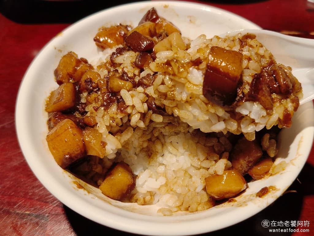 大稻埕魯肉飯 大稻埕魯肉飯菜單 大稻埕魯肉飯推薦 大同區美食 大同美食 北門美食 台灣小吃 魯肉飯 雖然滷肉的口感不差,但整體的調味中藥味突出,沒有一般滷汁的香氣,米飯吃起來口感偏硬,底部也沒什麼滷汁,整體吃起來較乾。一碗好吃的滷肉飯,滷汁通常會特別入味,讓人一口接著一口吃,但這碗個人吃了沒什麼感覺。 @在地老饕阿府