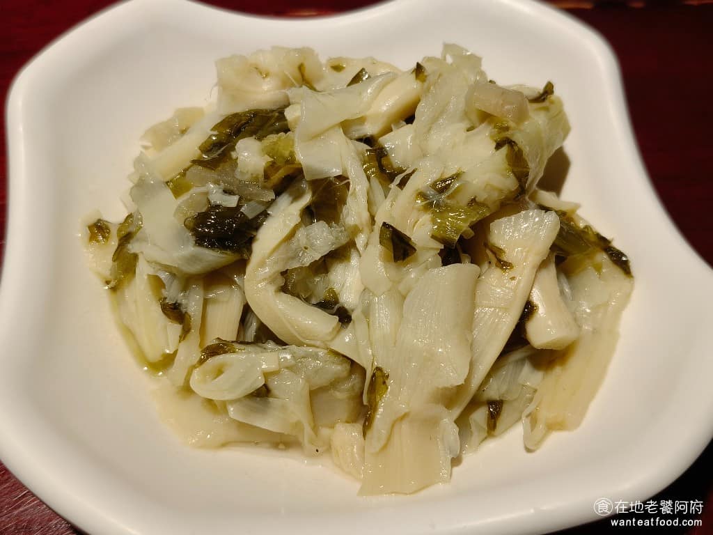 大稻埕魯肉飯 大稻埕魯肉飯菜單 大稻埕魯肉飯推薦 大同區美食 大同美食 北門美食 台灣小吃 魯肉飯 滷筍絲 筍絲滷得不夠入味,吃起來味道偏淡,而且纖維的口感比較硬,所以某一些部分的筍絲會咬不爛,口感上和調味上,都不是很好。 @在地老饕阿府
